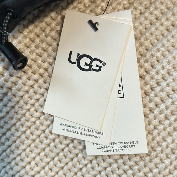 Gorgeous. NEVER WORN. UGG Women’s “Performance Gloves”. BLACK. Size L/XL - Picture 5 of 6